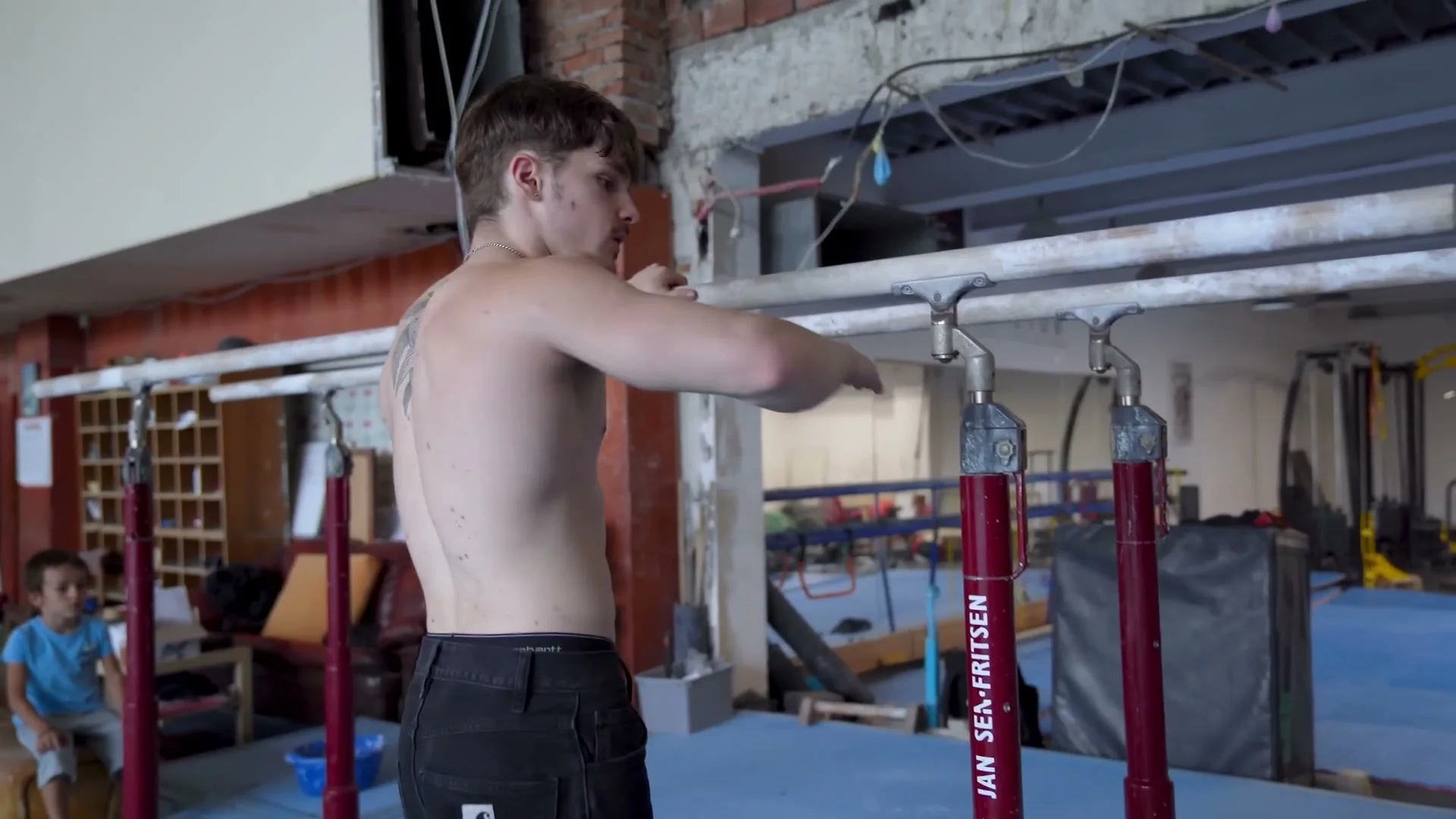 Tuck pull-up technique with forward lean for beginners struggling to initiate the front lever pulling motion