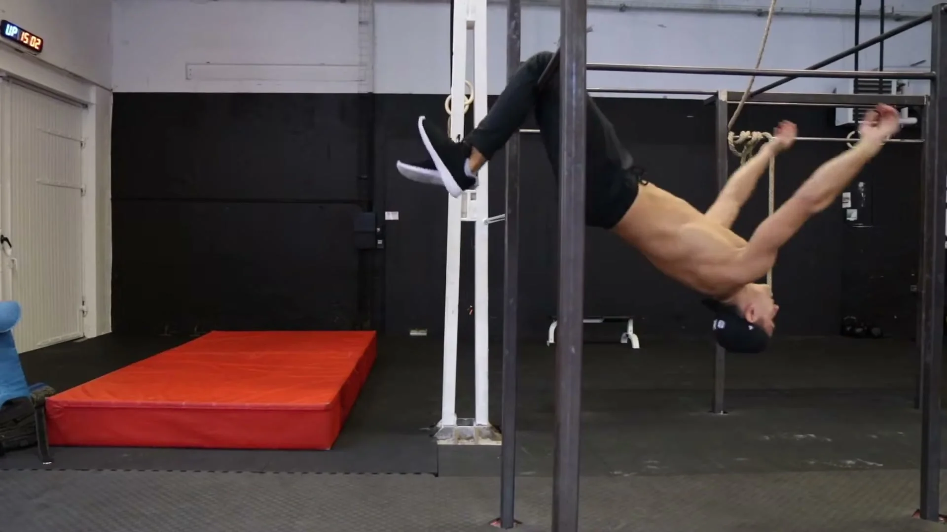 Step 4: knee gainer released solo from the hanging swing position, body rotating forward toward the landing