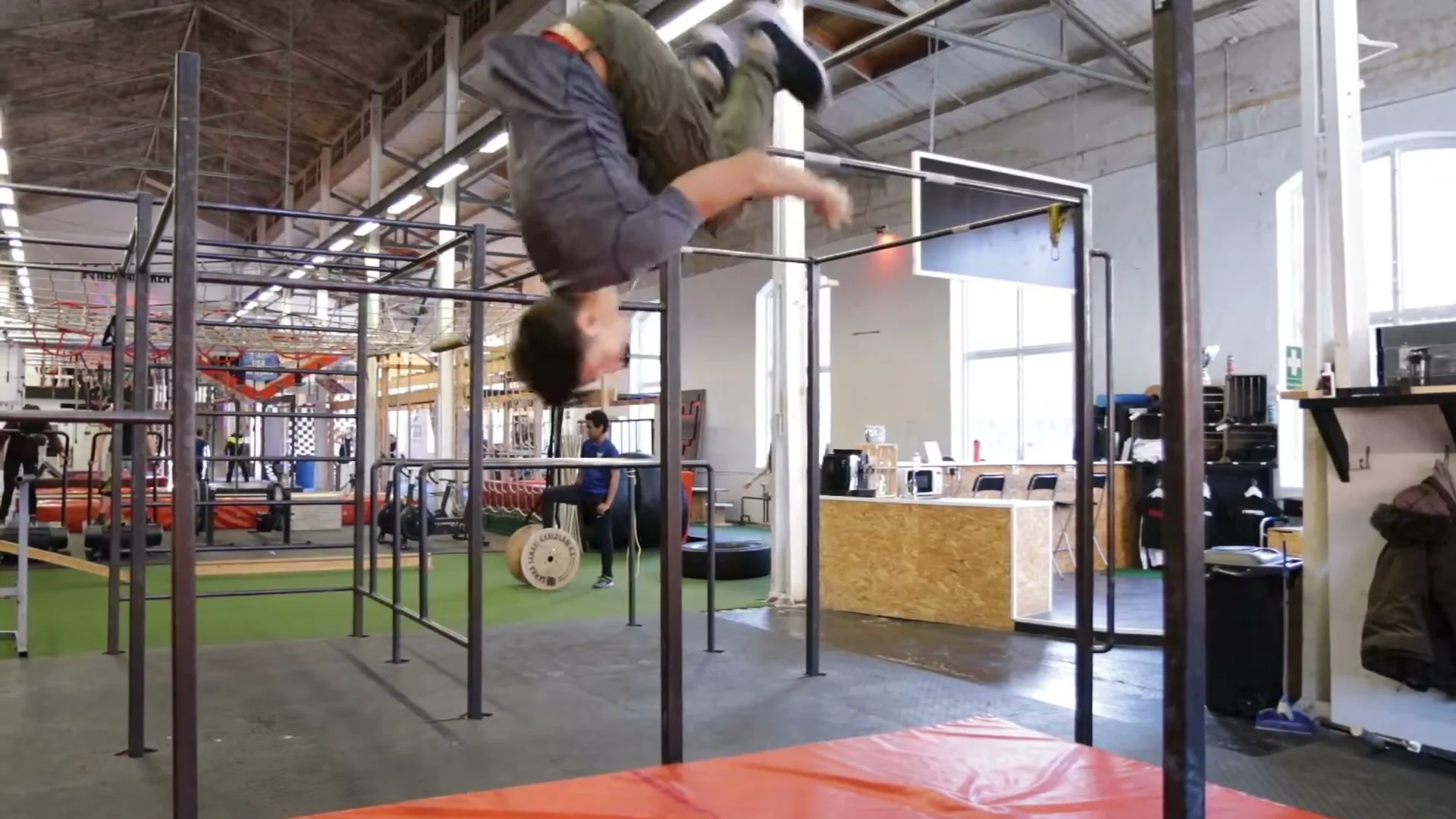 Common mistake in swing gainer: straightening the legs too early during the rotation, risking hitting the bar with feet