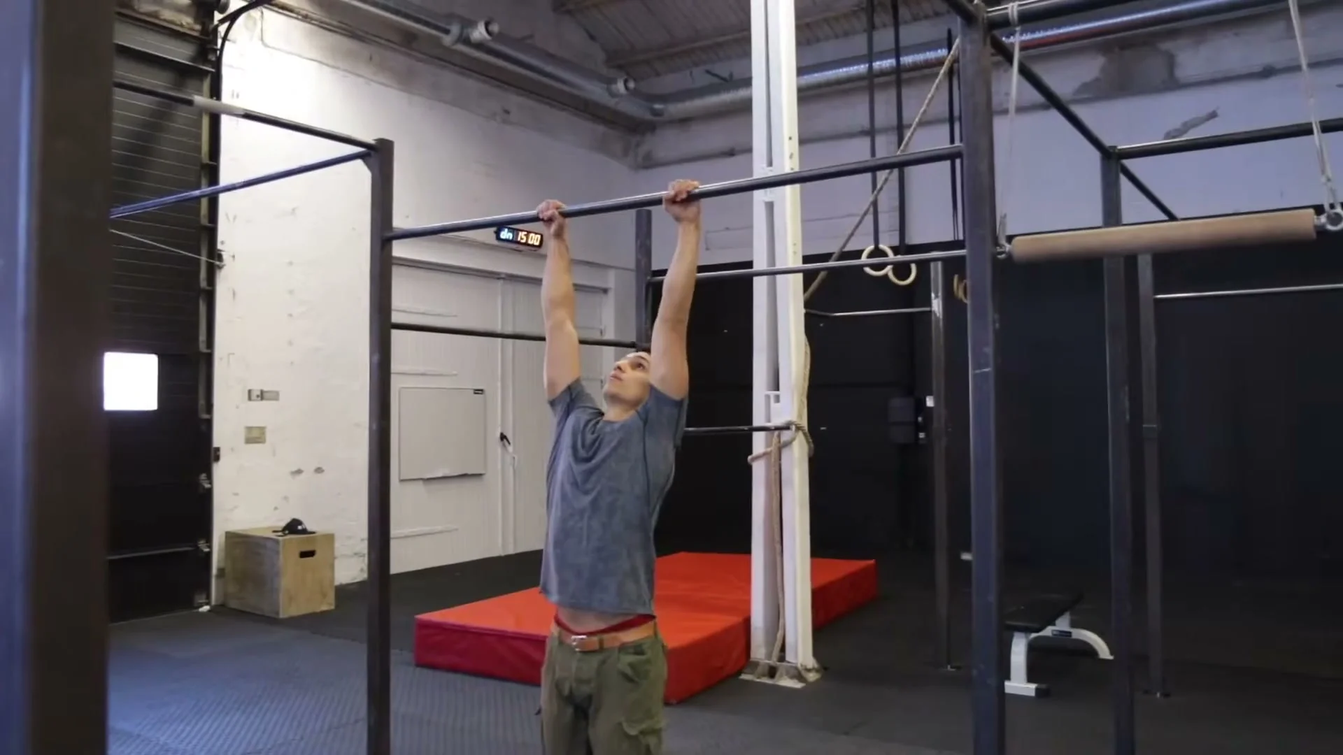 Swing gainer step 2: releasing the bar at the bottom of the skin the cat rotation, landing below the bar