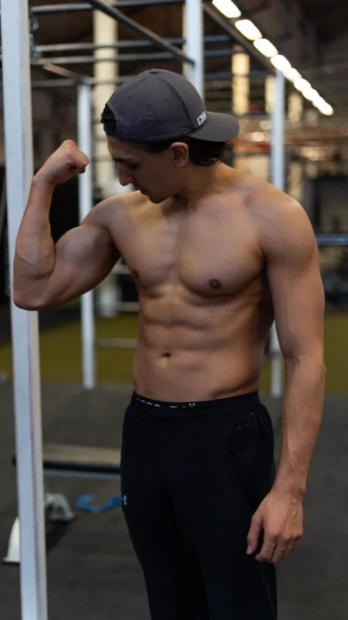 Daniel Flefil showing calisthenics physique in the gym