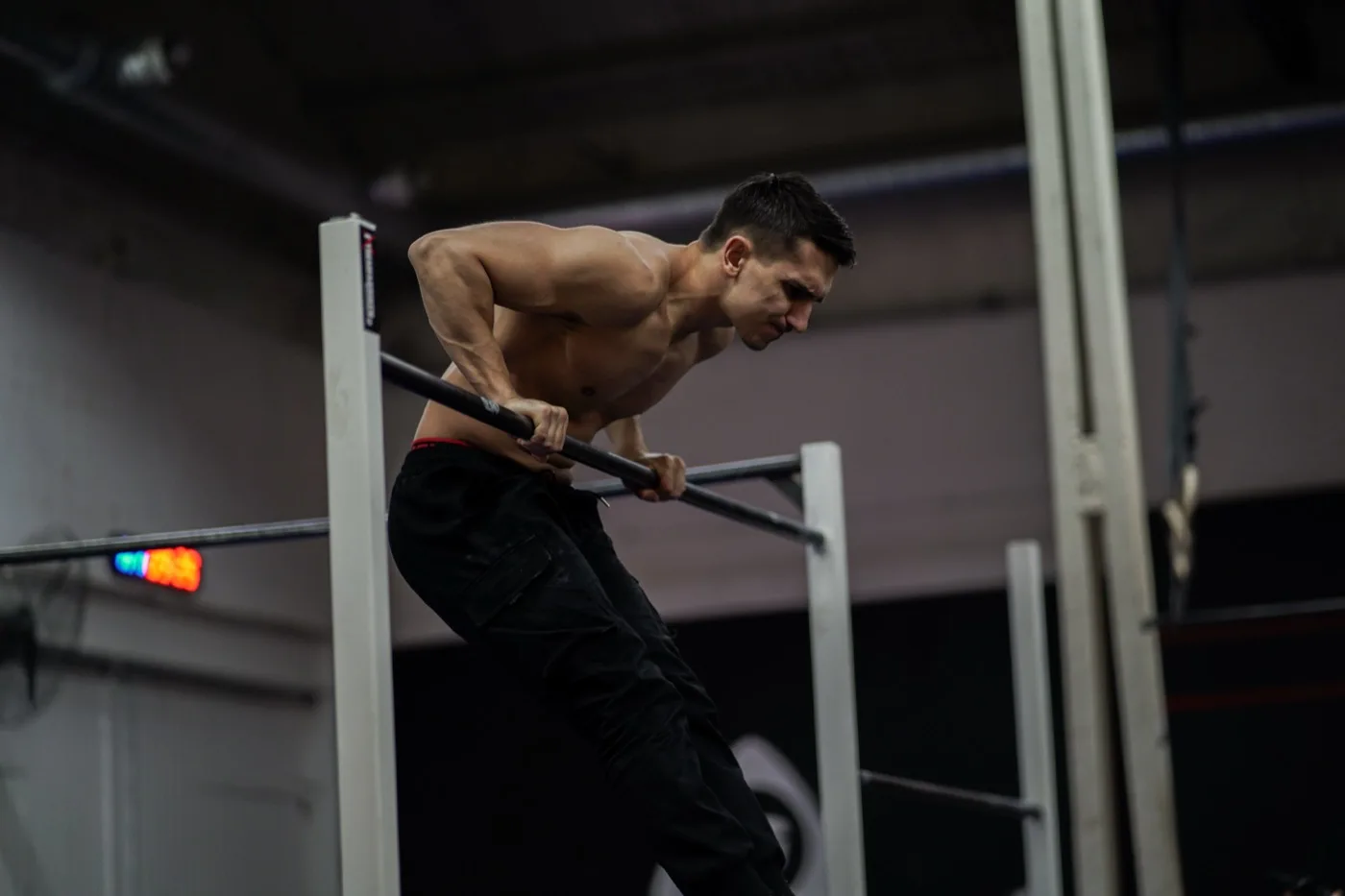 Daniel Flefil training on outdoor calisthenics bars